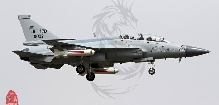 巴铁双座枭龙配燃料空气弹