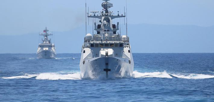两艘056型护卫舰航行在南海海域