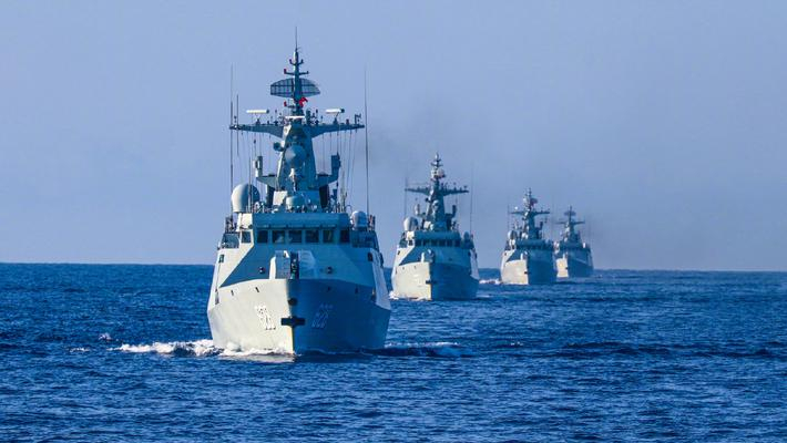 中国海军舰艇编队在南海演练