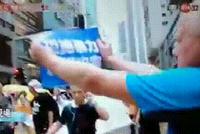 爱香港的英国大爷又出现了 他把标语举在大汉奸面前