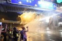 香港警方首次出动水炮车 示威者30分钟内迅速撤离