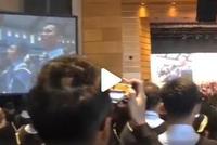 香港大学毕业典礼毕业生高唱国歌 现场震撼人心