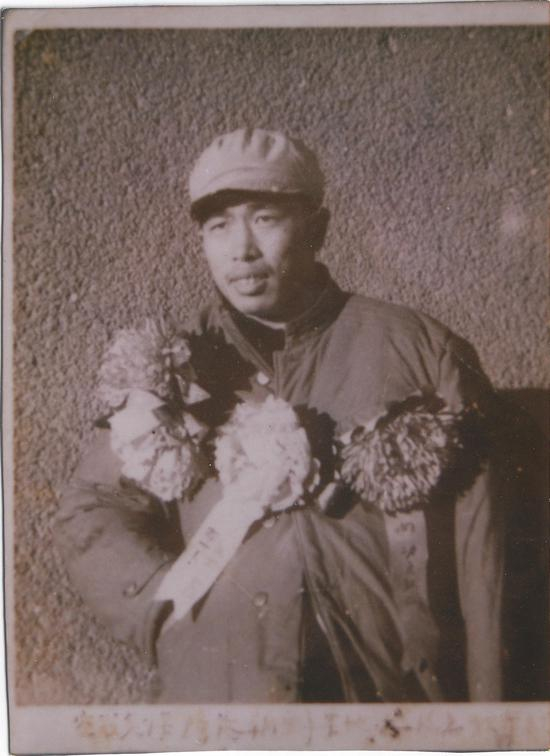 华龙毅1951年10月16日空战中，以1对14架美军F-86空中格斗，负重伤跳伞落至平壤东白云山志愿军39军前沿阵地获救，摄于39军阵地指挥所。