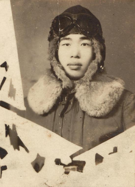 华龙毅1947年春东北老航校飞行一期乙班开飞纪念，摄于牡丹江照像馆。