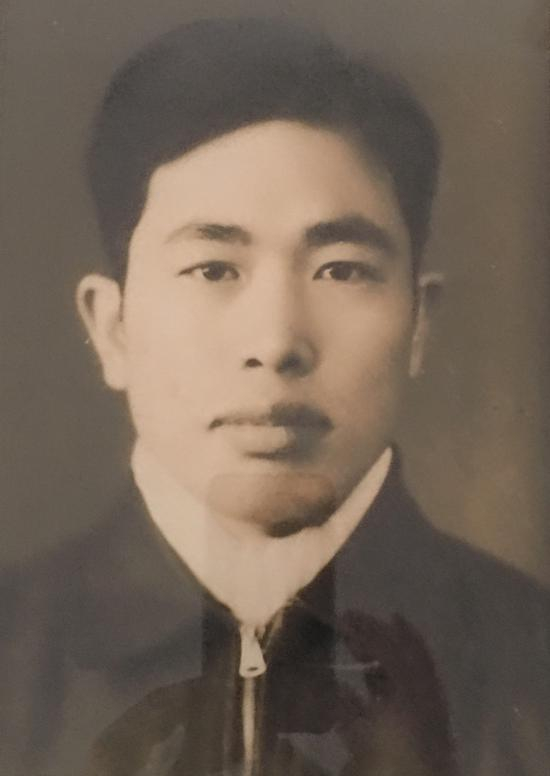 　　华龙毅1950年10月，中国人民解放军空军第一支喷气式战斗机部队-空军第4混成旅驱逐第10团改装米格-15战斗机纪念，摄于上海照像馆。