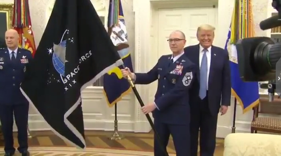 特朗普与美国太空军军旗合影 来源：视频截图