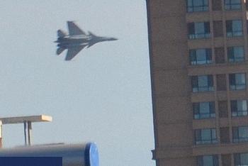 J15在城市超低空飞行