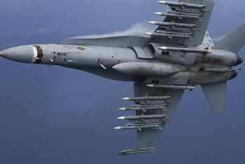 F18舰载机挂12枚导弹