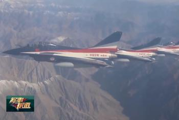 歼10抵巴基斯坦阅兵