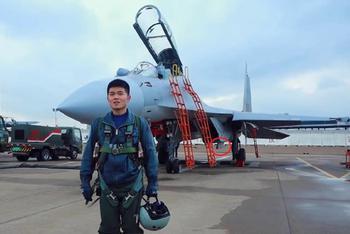 歼16战机旅硬核拜年