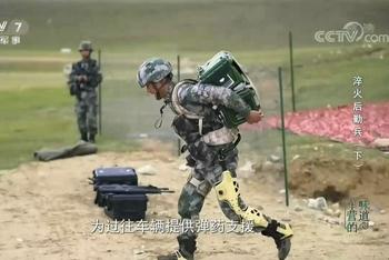 后勤穿外骨骼健步如飞