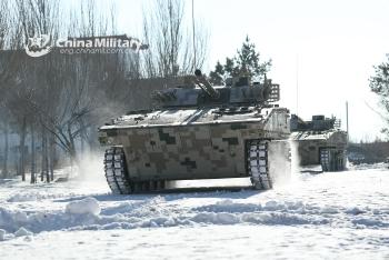 04A步兵战车雪地驰骋
