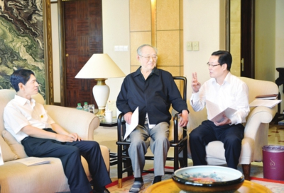 王瑞林（中）听取相关工作汇报。 人民网 图