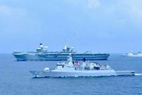 英航母编队在马六甲海峡军演 跟随先行舰艇驶往南海