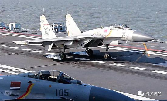 J15降落瞬间（图片来源于：网络）