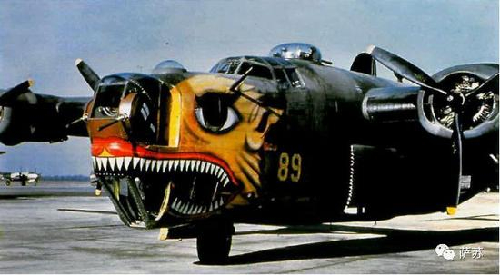 　　带着飞虎队大鲨鱼标志的B-24轰炸机，当时中国战区的若干B-24轰炸机是中美混合机组，颇有一些中国飞行员参加了从空中打击日军的任务