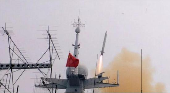 △鹰击-18导弹在外形上参考了俄制的3M54E反舰导弹