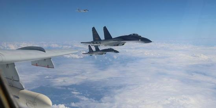 我军为啥派歼11护航轰6K?或为歼20护航轰20