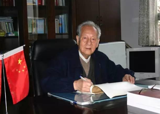 八十多岁高龄黄旭华依然坚持工作