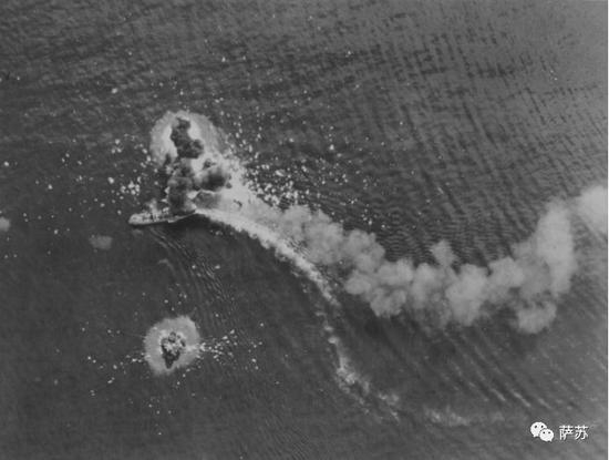▲ 在盟军轰炸机猛烈攻击下的日军运输船