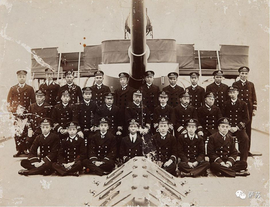 ▲ 程璧光（炮管下正中）和部下在海圻舰上合影