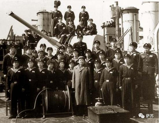 　　▲ 1953年2月24日，毛主席检阅华东海军，登上了南昌舰并与官兵合影留下了著名的“为了反对帝国主义的侵略，我们一定要建立强大的海军”题词