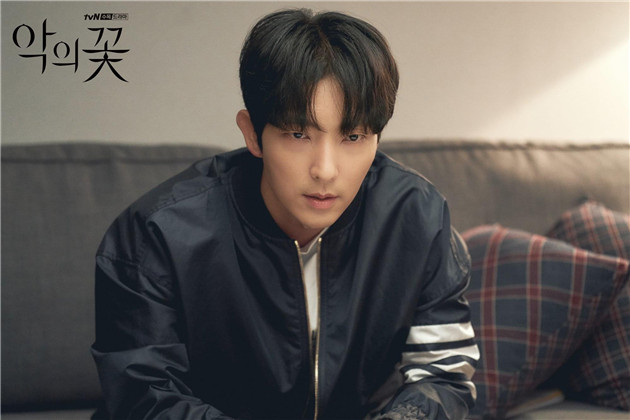 李准基穿夹克