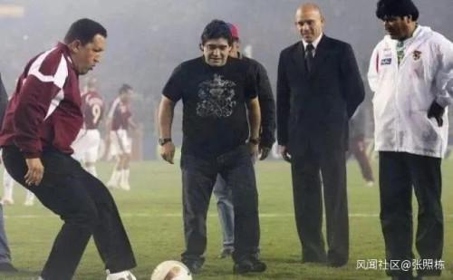 查韦斯（左一）、马拉多纳（中）、莫拉莱斯（右一）