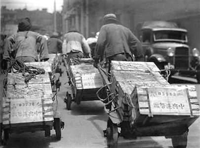 1934年，工人向码头运送装满银块的箱子