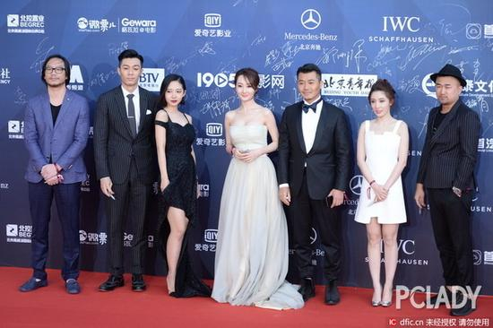 周柏豪携剧组亮相