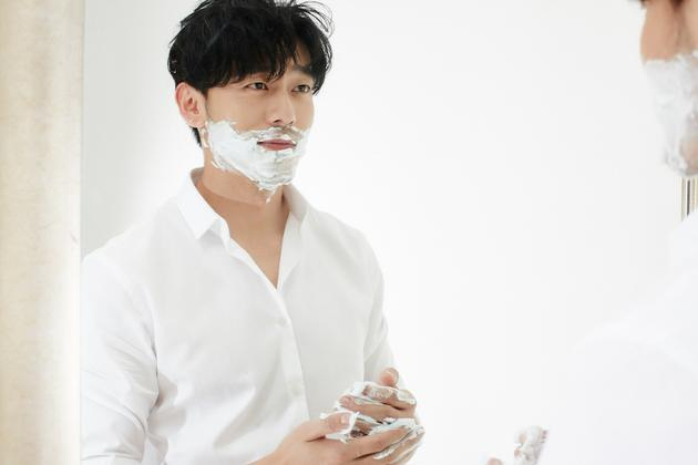 刘俊孝白衬衣写真