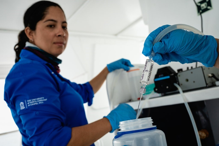 加拉帕戈斯科学中心（Galápagos Science Center）的戴安娜・帕兹米涅（Diana Pazmiño）在2022年的蓝色使命加拉帕戈斯任务中过滤了一个水样，这是她环境DNA分析的一部分。© Rolex/Franck Gazzola