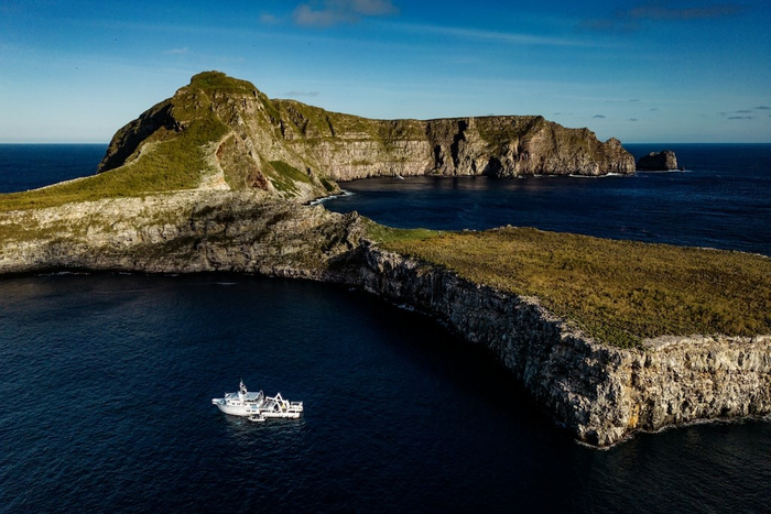 2022年“蓝色使命”（Mission Blue）计划加拉帕戈斯群岛考察期间，技术先进的考察船“阿尔戈号”（Argo）停泊于沃尔夫岛（Wolf Island）旁。© Rolex/Franck Gazzola