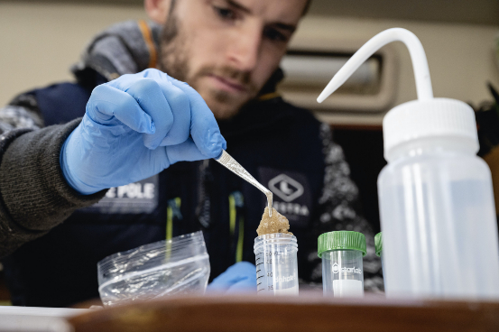 海洋科学家雨果在深海生物”探险期间，处理从海洋动物森林中提取的样本。© Rolex/Franck Gazzola