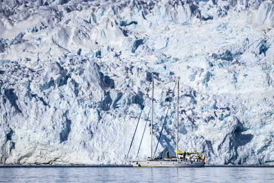 在“极地之下“团队地 “为什么”号探险船漂浮在挪威斯瓦尔巴群岛海岸。© Rolex/Franck Gazzola