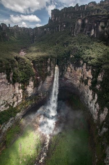 2014年劳力士奖得主弗朗西斯科·绍罗探索亚马逊山脉的洞穴，寻找生命进化的线索。© Rolex/©Alessio Romeo