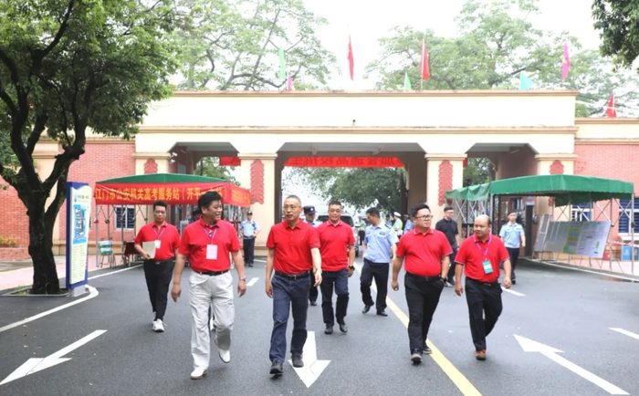 6月7日上午，开平市委书记余中华来到市第一中学考点，巡视高考工作。