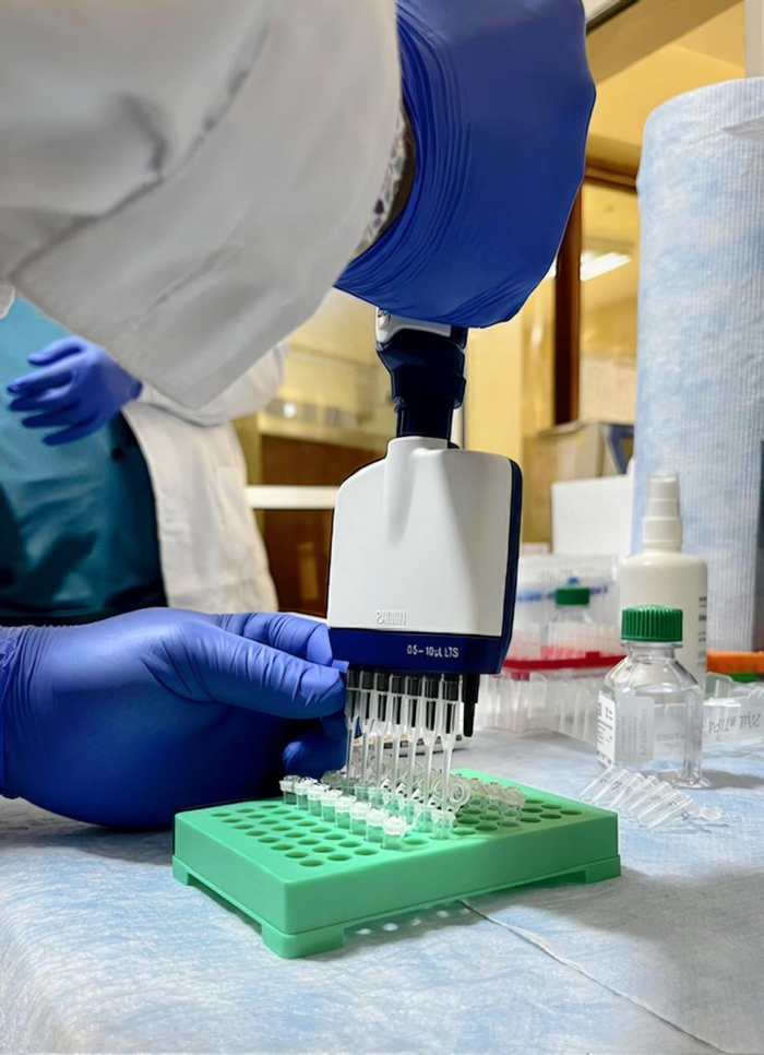 　　一名医学遗传学家正在使用精密分子工具检测传染病。劳力士大奖得主帕迪斯·萨贝蒂（Pardis Sabeti）充分运用其专业技能，在培训偏远社区当地合作伙伴方面扮演着关键角色。©Sabeti Lab