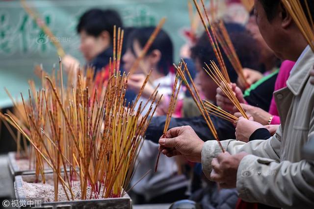 香港民众在黄大仙祠许愿祈福