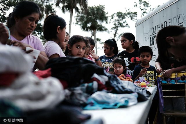 美感恩节免费慈善午餐持续36年 1500名农民排队领取