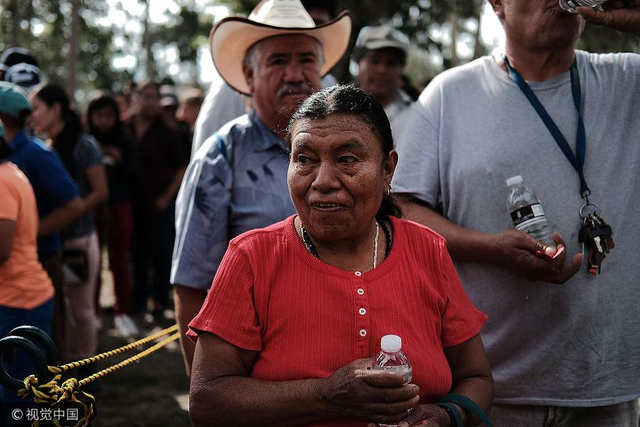 美感恩节免费慈善午餐持续36年 1500名农民排队领取