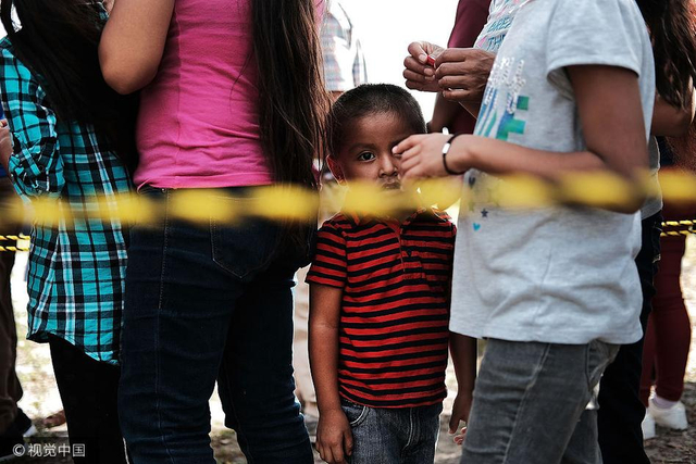 美感恩节免费慈善午餐持续36年 1500名农民排队领取