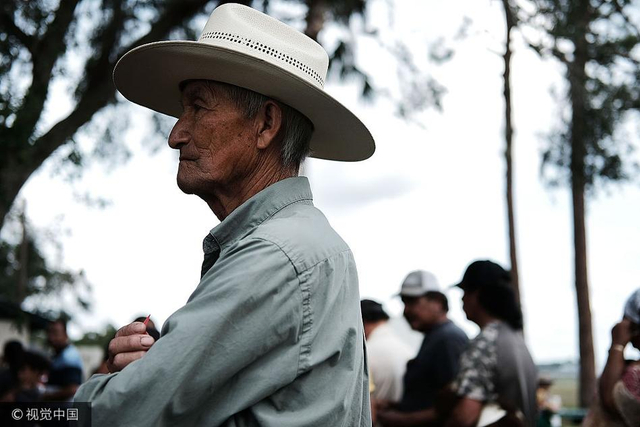 美感恩节免费慈善午餐持续36年 1500名农民排队领取