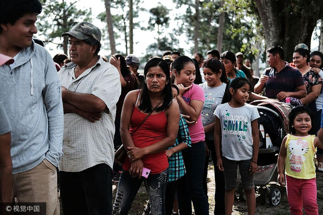 千人排队领感恩节免费慈善午餐