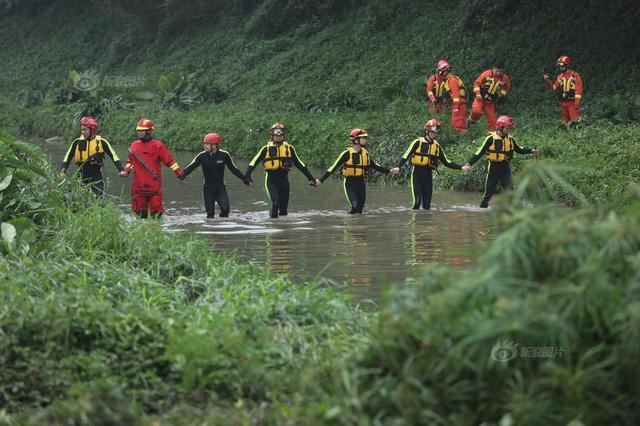 深圳暴雨引洪水多人被冲走 消防员手拉手搜救 新浪图片