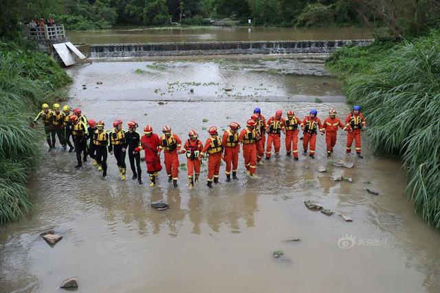 深圳暴雨引洪水多人被沖走 消防員手拉手搜救