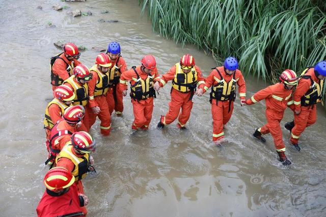 深圳暴雨引洪水多人被沖走 消防員手拉手搜救