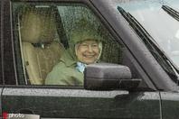 喜添曾孙后 93岁英女王自驾现身温莎