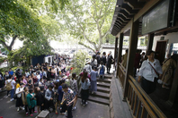 杭州西湖开启“人从众”模式