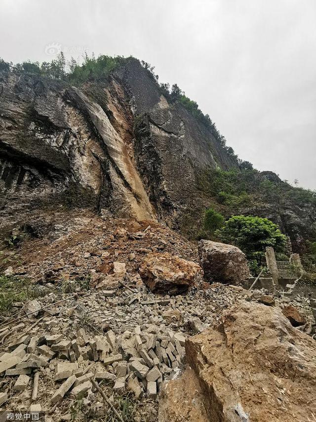 四川宜宾长宁县发生4.8级地震 龙头镇笔架山山体垮塌